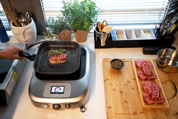 Повар готовит стейк из мяса, напечатанного на 3D-принтере - 俄罗斯卫星通讯社