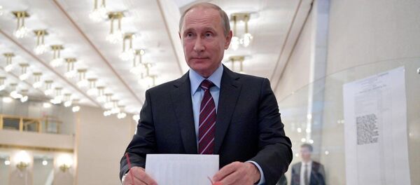 Путин проголосовал по поправкам в конституцию - 俄罗斯卫星通讯社