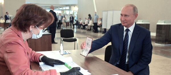 1 июля 2020. Президент РФ Владимир Путин во время голосования по вопросу одобрения изменений в Конституцию Российской Федерации на избирательном участке на избирательном участке №2151 в здании Российской академии наук (РАН).  - 俄罗斯卫星通讯社
