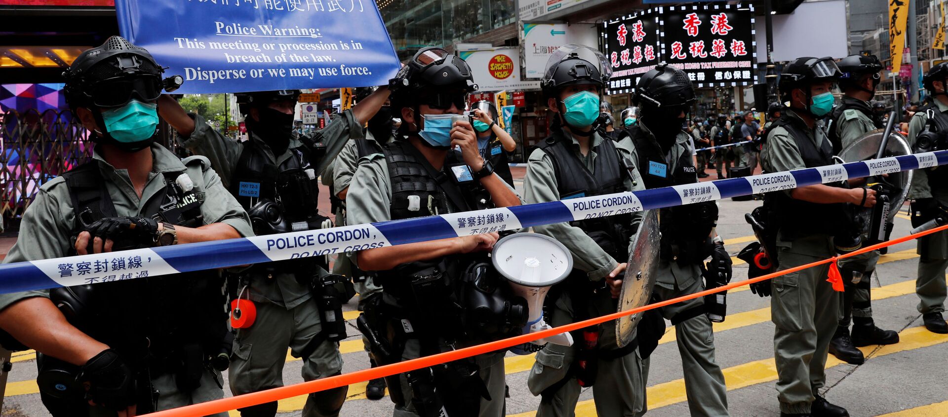 Сотрудники полиции во время акций протестов в Гонконге  - 俄羅斯衛星通訊社, 1920, 02.07.2020
