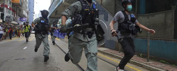 Сотрудники полиции во время акций протестов в Гонконге Сотрудники полиции во время акций протестов в Гонконге - 俄羅斯衛星通訊社