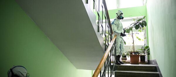 在预防新冠病毒框架下，莫斯科住宅楼内消毒 - 俄罗斯卫星通讯社