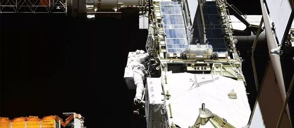 Выход в открытый космос астронавтов NASA Криса Кэссиди и Роберта Бенкена. Архивное фото - 俄罗斯卫星通讯社