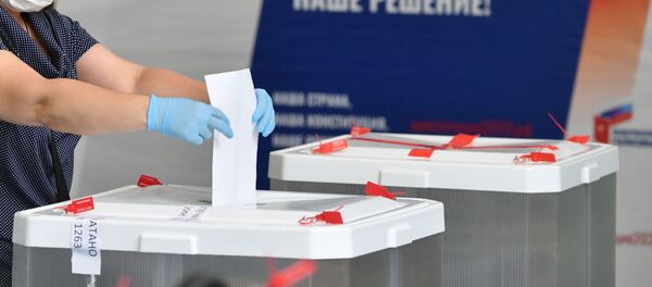 Женщина голосует по вопросу внесения поправок в Конституцию РФ в Москве Женщина голосует по вопросу внесения поправок в Конституцию РФ в Москве - 俄羅斯衛星通訊社