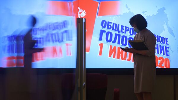 Женщина в медицинской маске в информационном центре Центральной избирательной комиссии России в Москве - 俄羅斯衛星通訊社