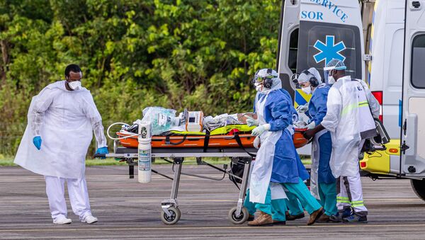 Медики доставляют в больницу пациента с коронавирусом, Франция - 俄羅斯衛星通訊社