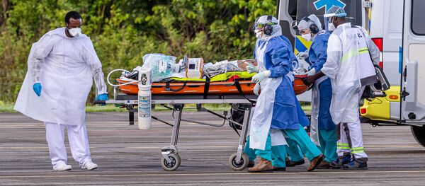 Медики доставляют в больницу пациента с коронавирусом, Франция - 俄羅斯衛星通訊社