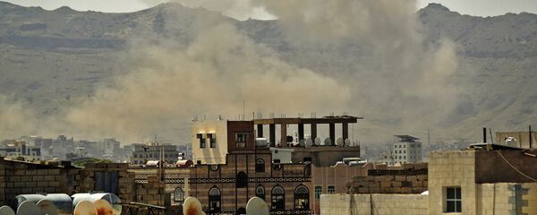 Дым после авиаударов в столице Йемена Сане - 俄羅斯衛星通訊社