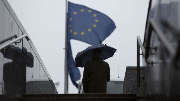 Мужчина проходит мимо штаб-квартиры ЕС в Брюсселе - 俄罗斯卫星通讯社