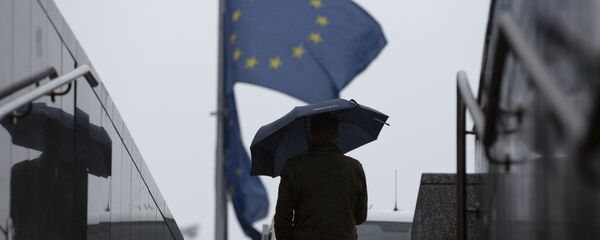 Мужчина проходит мимо штаб-квартиры ЕС в Брюсселе Мужчина проходит мимо штаб-квартиры ЕС в Брюсселе - 俄羅斯衛星通訊社