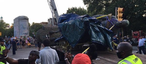 Демонтаж статуи генерала конфедератов Томаса Джексона с постамента в городе Ричмонд в США Демонтаж статуи генерала конфедератов Томаса Джексона с постамента в городе Ричмонд в США - 俄羅斯衛星通訊社