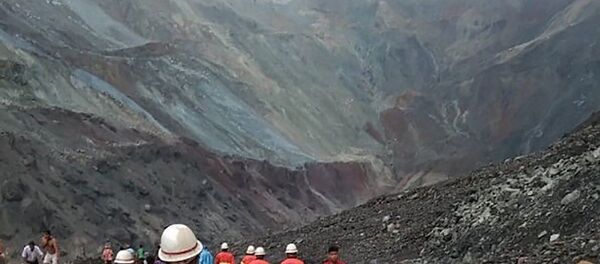 This handout from the Myanmar Fire Services Department taken and released on July 2, 2020 shows rescuers attempting to locate survivors after a landslide at a jade mine in Hpakant, Kachin state. - 俄羅斯衛星通訊社