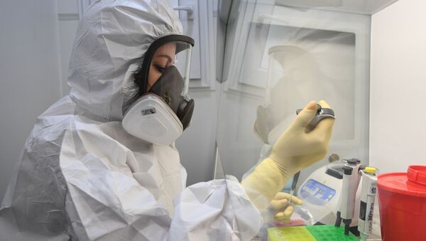 Медицинский работник демонстрирует работу передвижной лаборатории по диагностике и профилактике новой коронавирусной инфекции COVID-19 - 俄羅斯衛星通訊社