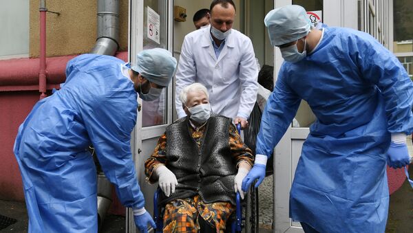 101-летняя пациентка Зенаида Афанасьева Новикова во время выписки после лечения коронавирусной инфекции COVID-19 - 俄罗斯卫星通讯社