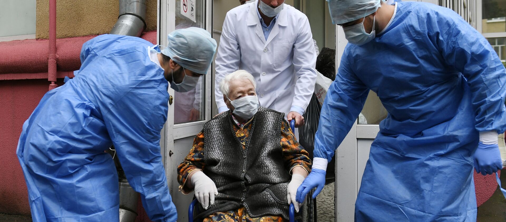 101-летняя пациентка Зенаида Афанасьева Новикова во время выписки после лечения коронавирусной инфекции COVID-19 - 俄罗斯卫星通讯社, 1920, 02.02.2021