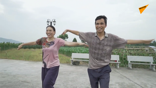 Видео танцев китайской супружеской пары фермеров стали вирусными (видео) - 俄羅斯衛星通訊社