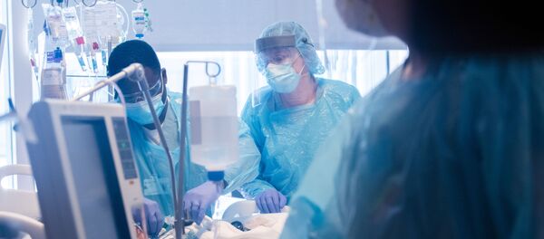 Врачи с пациентом, больным коронавирусом. США - 俄罗斯卫星通讯社