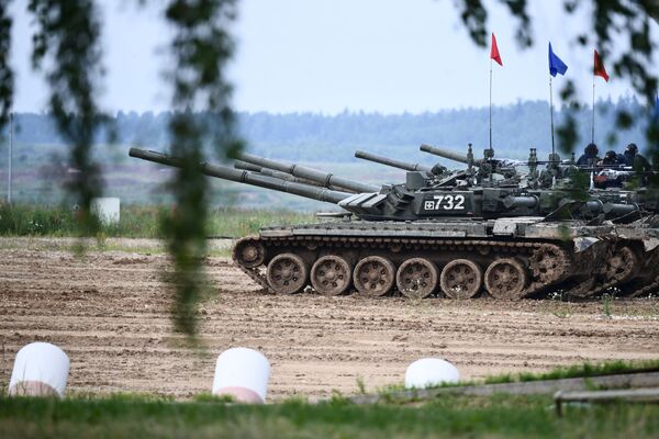 莫斯科州“冬季两项”全军竞赛最后阶段T-72坦克的机组人员 - 俄罗斯卫星通讯社