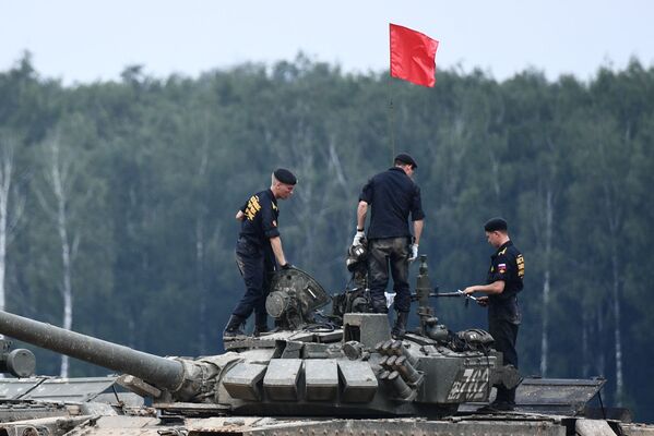 莫斯科州“冬季兩項”全軍競賽最後階段T-72坦克的機組人員 - 俄羅斯衛星通訊社