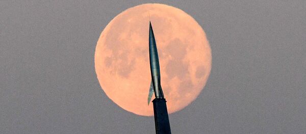 Музей космонавтики на фоне полной луны в Москве  - 俄羅斯衛星通訊社