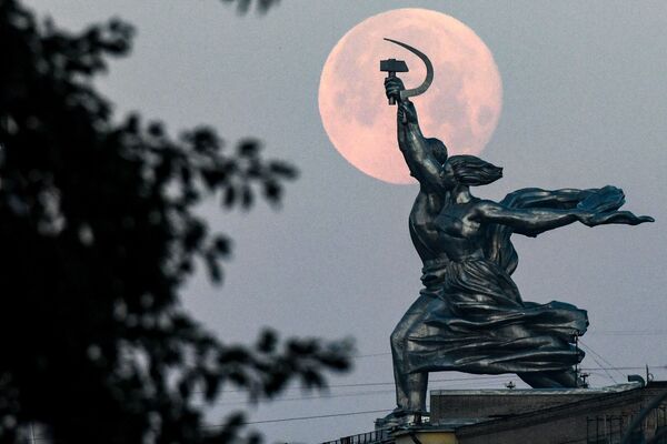 Скульптура Рабочий и колхозница на фоне полной луны в Москве  - 俄羅斯衛星通訊社