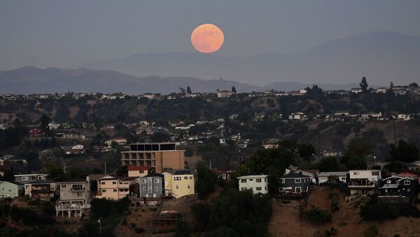 Полная луна в Лос-Анджелесе  - 俄罗斯卫星通讯社