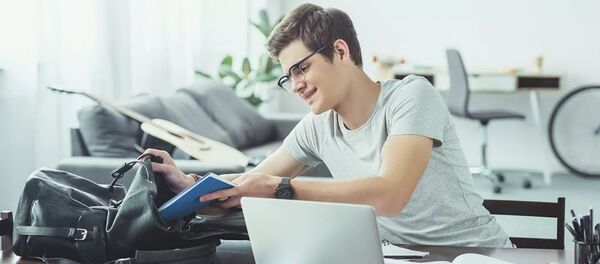 Студент занимается  - 俄罗斯卫星通讯社