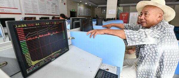 An investor looks at screens showing stock market movements at a securities company in Fuyang in China's eastern Anhui province on July 6, 2020 - 俄羅斯衛星通訊社