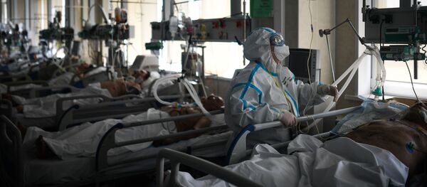 Врач обходит пациентов в реанимации городской клинической больницы No 15 имени О. М. Филатова в Москве - 俄罗斯卫星通讯社