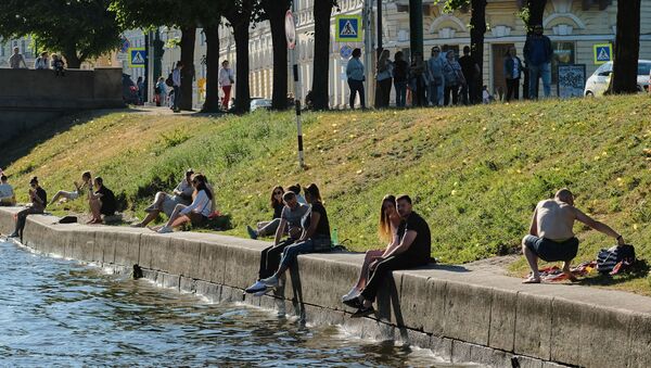 Отдыхающие на набережной реки Мойки в Санкт-Петербурге - 俄罗斯卫星通讯社