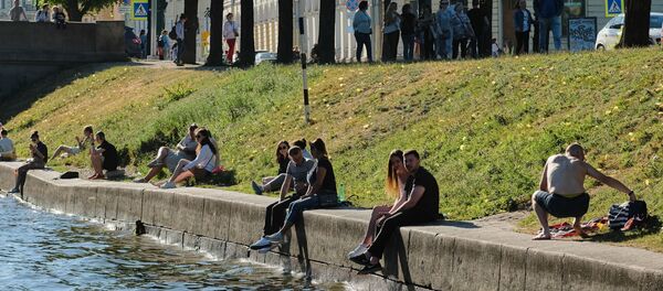 Отдыхающие на набережной реки Мойки в Санкт-Петербурге Отдыхающие на набережной реки Мойки в Санкт-Петербурге - 俄羅斯衛星通訊社