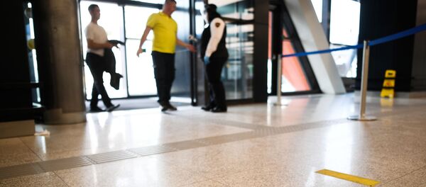 Наклейка с напоминанием о соблюдении социальной дистанции на полу в аэропорту Шереметьево в Москве Наклейка с напоминанием о соблюдении социальной дистанции на полу в аэропорту Шереметьево в Москве - 俄罗斯卫星通讯社