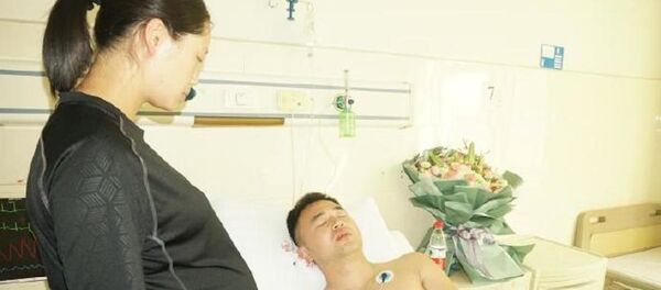 贵州安顺公交坠湖后 当地一名不会游泳的法警救起6名溺水者 - 俄罗斯卫星通讯社