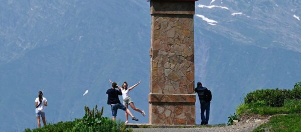 Отдыхающие у Горной часовни на отметке 2000 метров над уровнем моря на горном курорте Красная Поляна - 俄罗斯卫星通讯社