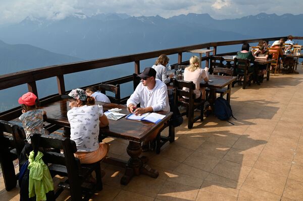 Туристы в ресторане на высоте 2375 метров на горном курорте Красная Поляна - 俄羅斯衛星通訊社