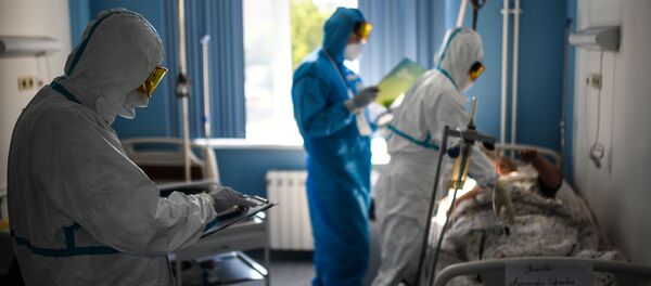 Врачи у постели пациента во время обхода в госпитале для лечения зараженных коронавирусной инфекцией COVID-19, созданного на базе Национального медицинского исследовательского центра травматологии и ортопедии имени Н. Н. Приорова в Москве. - 俄罗斯卫星通讯社