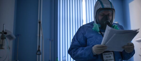 Врач во время обхода в госпитале для лечения зараженных коронавирусной инфекцией COVID-19, созданного на базе Национального медицинского исследовательского центра травматологии и ортопедии имени Н. Н. Приорова в Москве. - 俄罗斯卫星通讯社