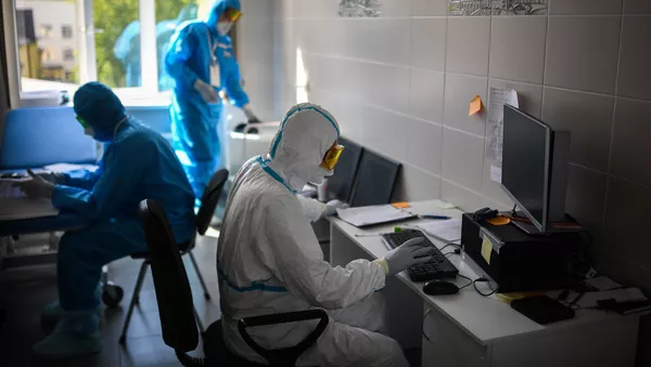 Врача в ординаторской в госпитале для лечения зараженных коронавирусной инфекцией COVID-19, созданного на базе Национального медицинского исследовательского центра травматологии и ортопедии имени Н. Н. Приорова в Москве. - 俄羅斯衛星通訊社