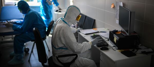Врача в ординаторской в госпитале для лечения зараженных коронавирусной инфекцией COVID-19, созданного на базе Национального медицинского исследовательского центра травматологии и ортопедии имени Н. Н. Приорова в Москве. - 俄罗斯卫星通讯社