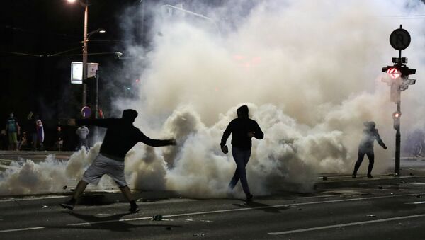 Применение слезоточивого газа во время беспорядков в Белграде - 俄羅斯衛星通訊社