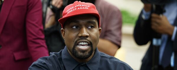 Рэпер Канье Уэст в кепке с надписью Сделаем Америку снова великой на встрече с Дональдом Трампом в 2018 году - 俄罗斯卫星通讯社