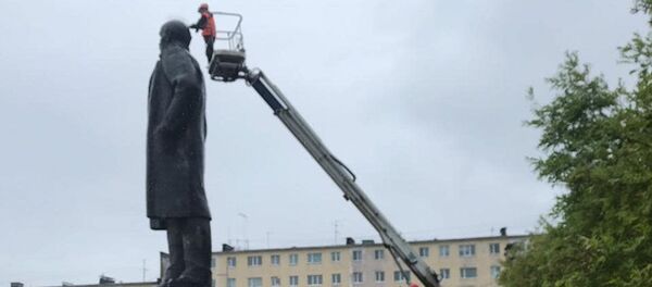 Демонтаж шипов с головы памятника Ленину в Магадане Демонтаж шипов с головы памятника Ленину в Магадане - 俄罗斯卫星通讯社