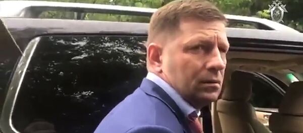 Сотрудники ФСБ России проводят задержание губернатора Хабаровского края Сергея Фургала - 俄罗斯卫星通讯社