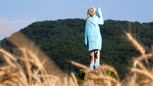 Деревянная статуя Меланьи Трамп рядом с ее родным городом Севница в Словении - 俄羅斯衛星通訊社
