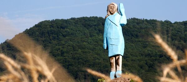 Деревянная статуя Меланьи Трамп рядом с ее родным городом Севница в Словении - 俄罗斯卫星通讯社