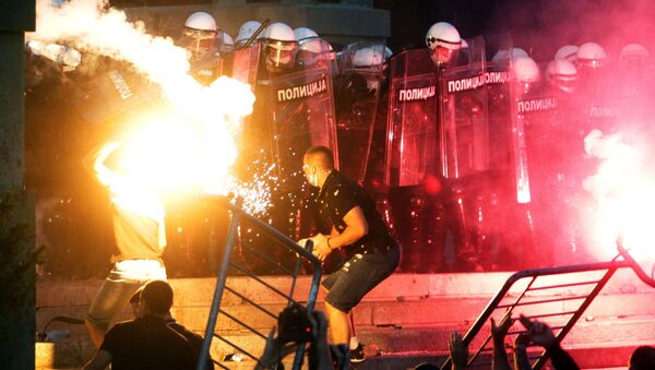 Участники протестов и полицейские в Белграде после введения комендантского часа - 俄罗斯卫星通讯社