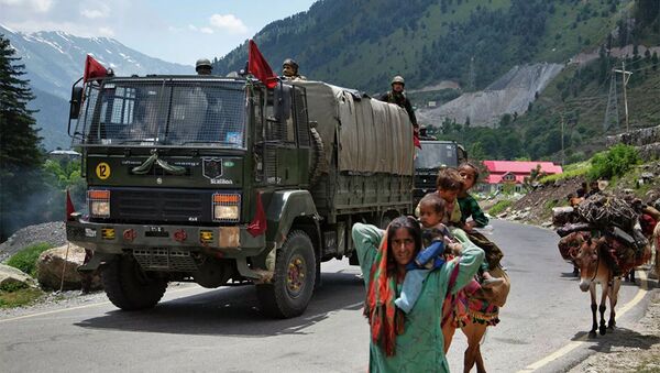 Индийские военные грузовики движутся в направлении Ладакха.  - 俄羅斯衛星通訊社