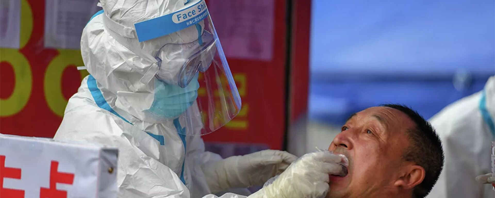 Медицинский работник делает тест на COVID-19 мужчине в провинции Цзилинь, Китай - 俄罗斯卫星通讯社, 1920, 31.03.2021